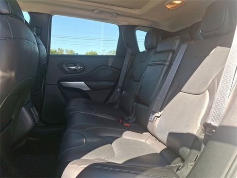 Used 2017 Jeep Cherokee Overland w/ Technology Group image 10