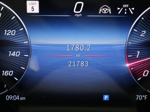 Used 2024 Mercedes-Benz GLS 580 4MATIC image 2