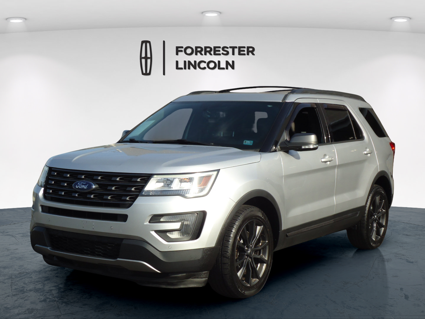 Used 2017 Ford Explorer XLT w/ Equipment Group 202A AWD/4WD image 7