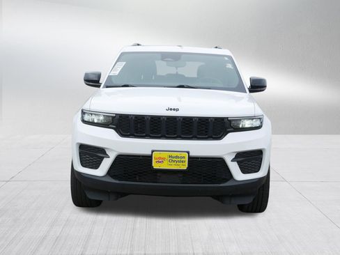 Used 2024 Jeep Grand Cherokee Altitude AWD/4WD image 2