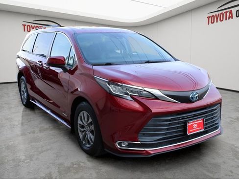 Used 2021 Toyota Sienna XLE w/ XLE Plus Package FWD image 6