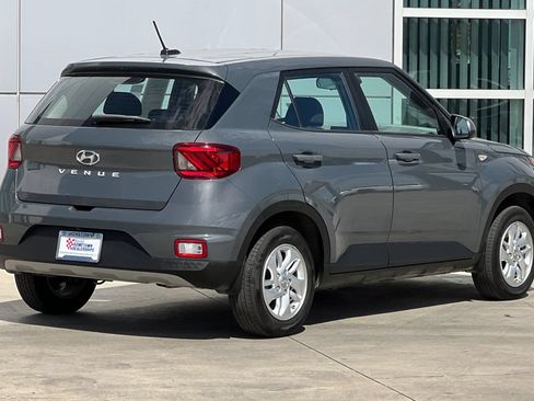 Used 2025 Hyundai Venue SE FWD image 4