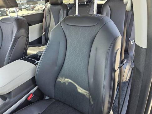 Used 2024 Kia Carnival EX FWD image 15