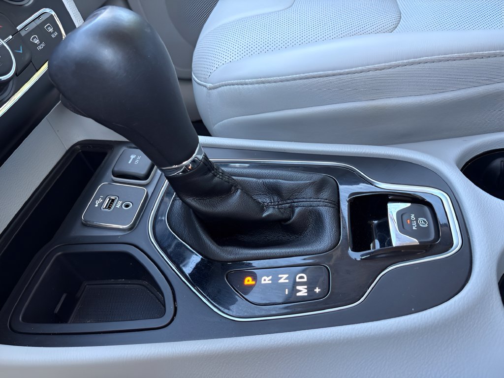 Used 2019 Jeep Cherokee Limited w/ Technology Group FWD image 25