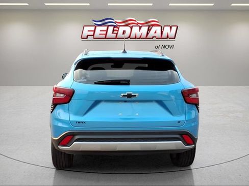 Used 2025 Chevrolet Trax LT w/ Sunroof Package FWD image 4