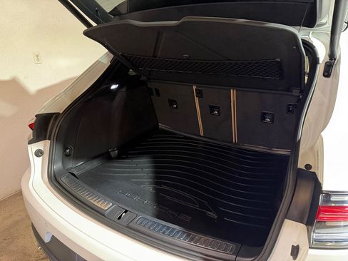 Used 2019 Porsche Macan AWD/4WD image 8