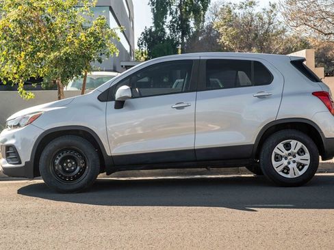 Used 2018 Chevrolet Trax LS image 2