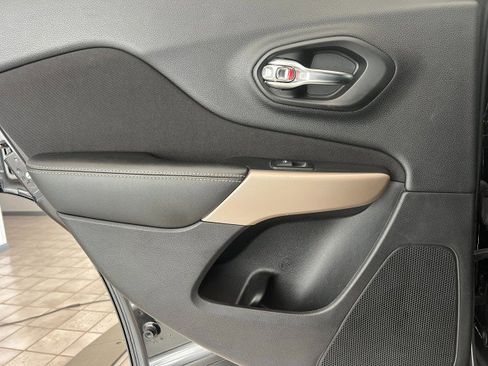 Used 2017 Jeep Cherokee Latitude w/ Cold Weather Group image 32