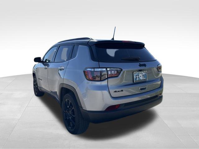 Used 2024 Jeep Compass Latitude w/ Convenience Group AWD/4WD image 5