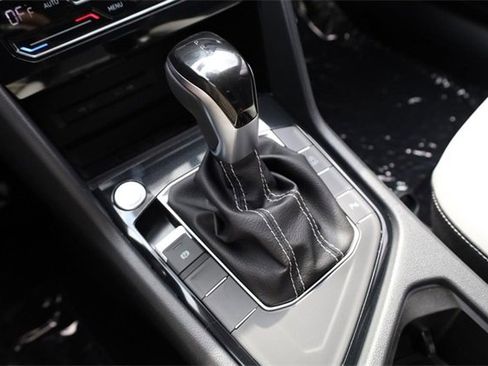 New 2025 Volkswagen Taos SE image 18