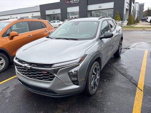 Certified 2025 Chevrolet Trax RS w/ Driver Confidence Package FWD image 2