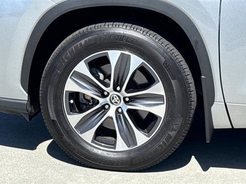 Used 2024 Toyota Highlander XLE AWD/4WD image 30