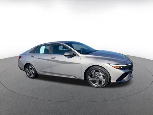 Used 2025 Hyundai Elantra Limited image 2