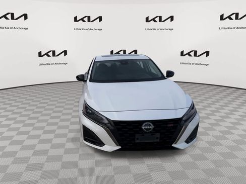 Used 2023 Nissan Altima 2.5 SR w/ SR Premium Package image 3