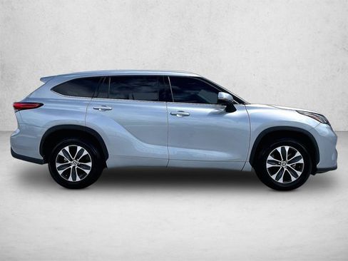 Used 2022 Toyota Highlander XLE FWD image 5