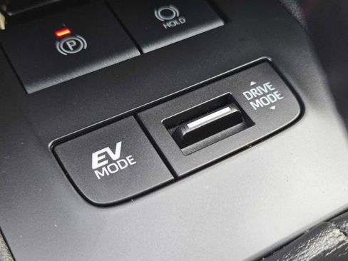 Used 2021 Toyota Venza Limited image 29