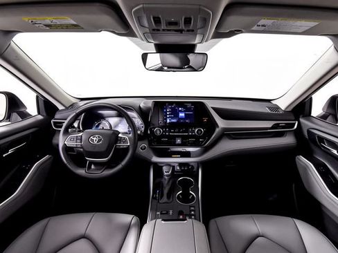 Used 2025 Toyota Highlander XLE AWD/4WD image 4