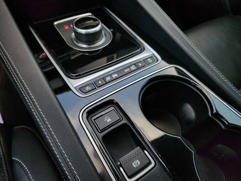 Used 2017 Jaguar F-PACE R-Sport image 14
