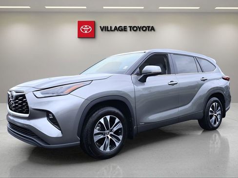 Certified 2025 Toyota Highlander XLE AWD/4WD image 1