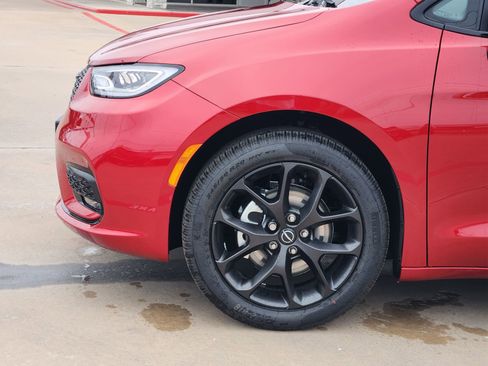 New 2026 Chrysler Pacifica Select w/ S Appearance Package FWD image 10
