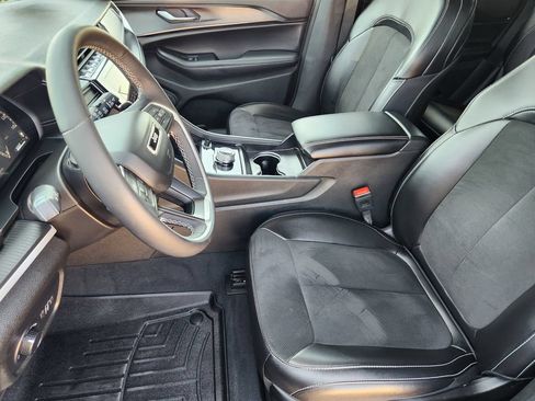 Used 2024 Jeep Grand Cherokee Altitude AWD/4WD image 13