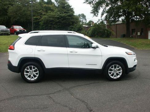 Used 2018 Jeep Cherokee Latitude Plus AWD/4WD image 2