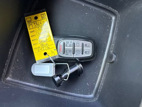 Used 2025 Chrysler Pacifica Select FWD image 12