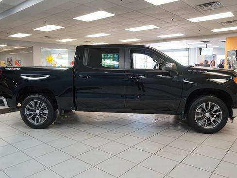Used 2023 Chevrolet Silverado 1500 LT AWD/4WD image 12
