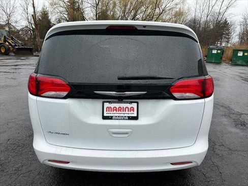 Certified 2022 Chrysler Voyager LX image 15