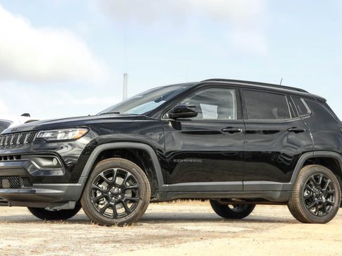 Used 2024 Jeep Compass Latitude w/ Convenience Group image 2