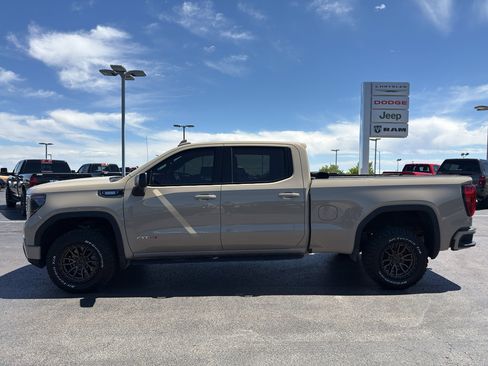 Used 2022 GMC Sierra 1500 AT4 w/ Technology Package AWD/4WD image 8