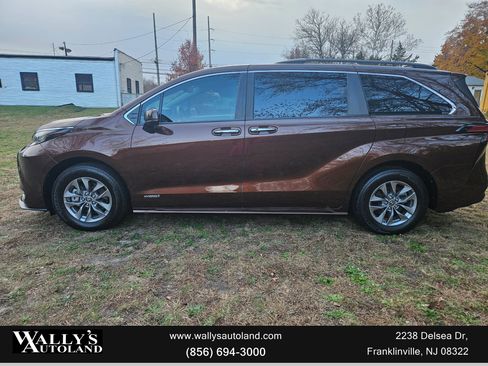 Used 2021 Toyota Sienna XLE image 6