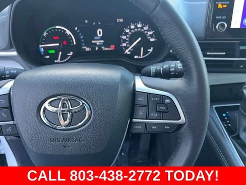 Used 2025 Toyota Sienna XLE FWD image 18