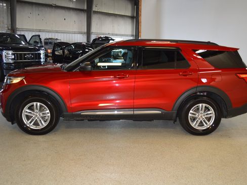 Used 2021 Ford Explorer XLT w/ Class III Trailer Tow Package AWD/4WD image 6
