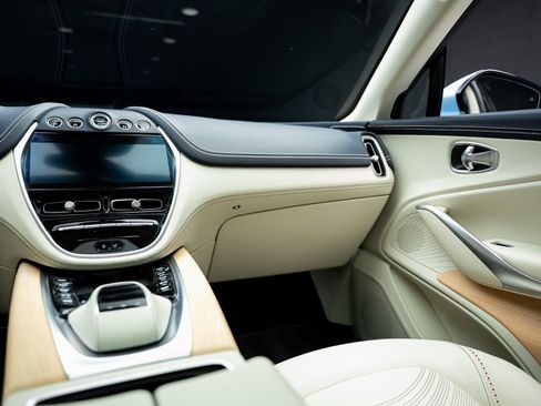 Used 2023 Aston Martin DBX image 39