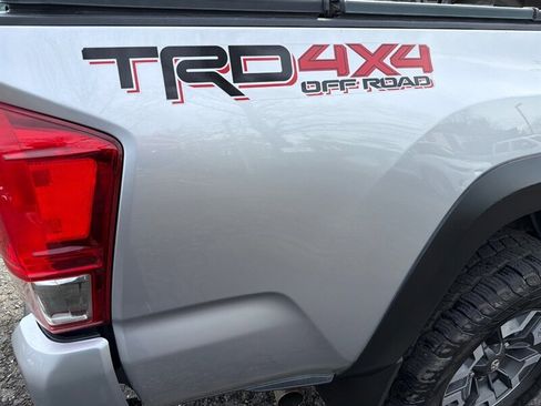 Used 2017 Toyota Tacoma TRD Off-Road w/ Premium & Technology Package AWD/4WD image 30