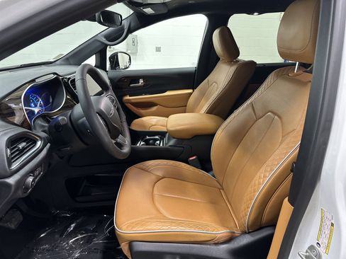 Used 2023 Chrysler Pacifica Pinnacle image 16