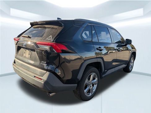 Used 2021 Toyota RAV4 XLE Premium image 4