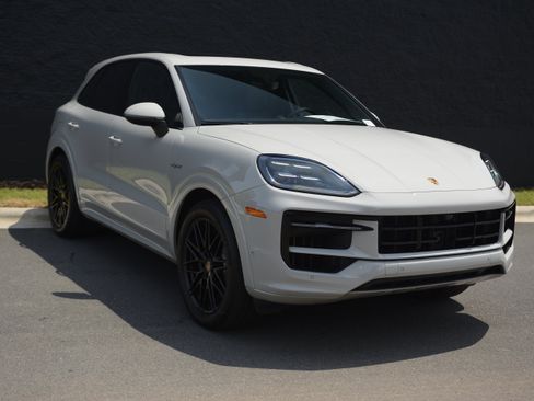 Certified 2025 Porsche Cayenne S AWD/4WD image 9