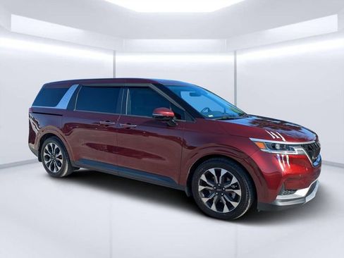 Used 2022 Kia Carnival EX image 2