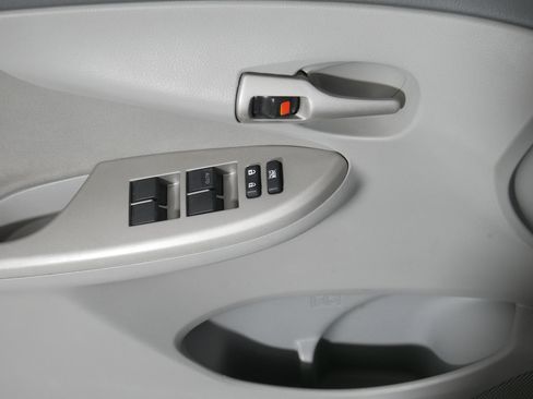 Used 2010 Toyota Corolla LE image 19