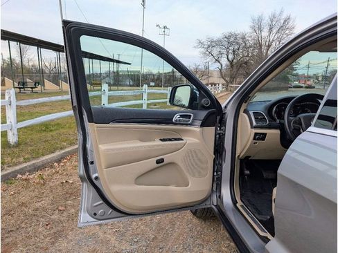 Used 2019 Jeep Grand Cherokee Limited image 9