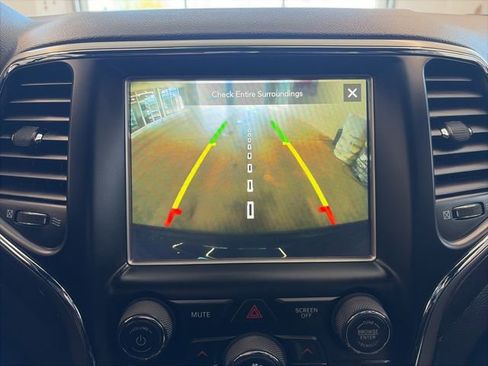 Used 2018 Jeep Grand Cherokee Laredo image 23