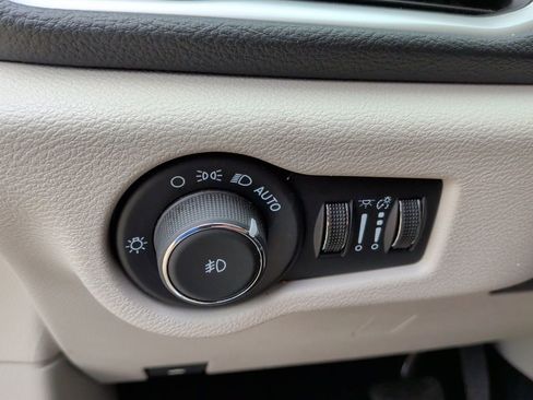 Used 2024 Chrysler Pacifica Limited FWD image 15