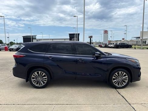 Certified 2021 Toyota Highlander XLE AWD/4WD image 3