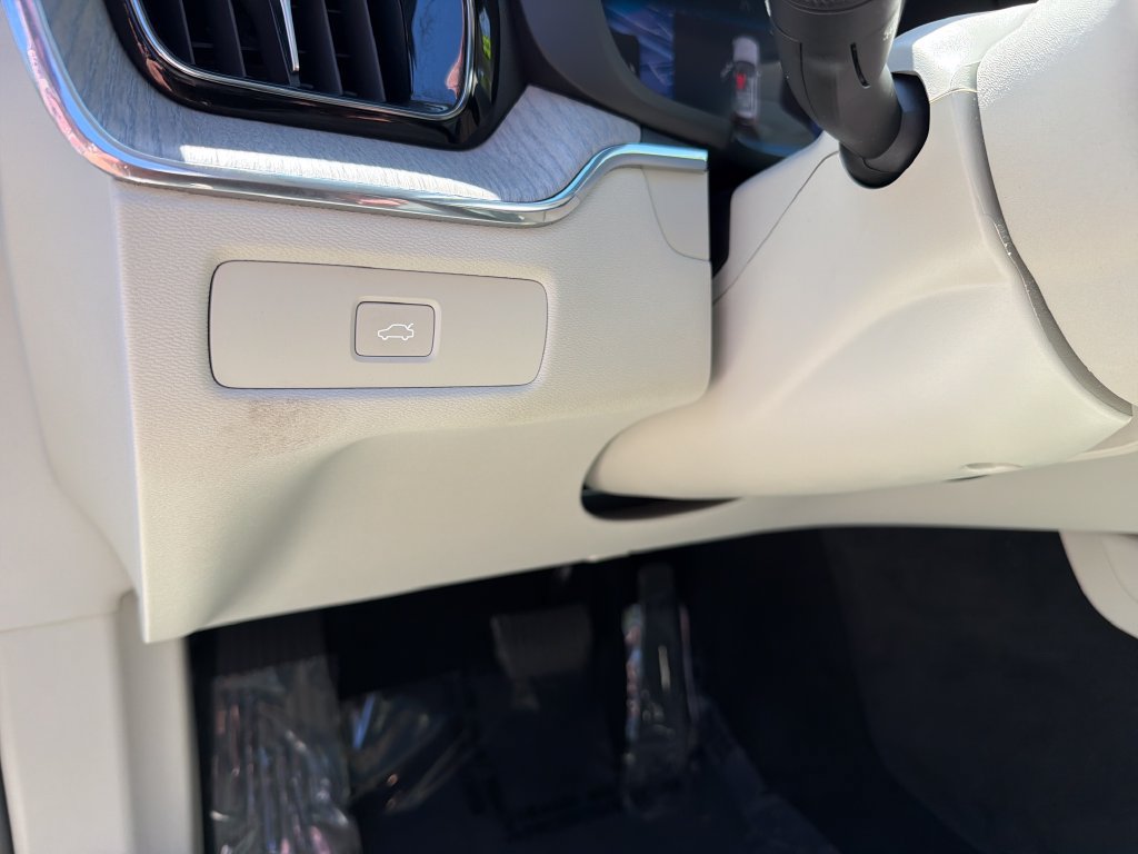 Used 2023 Volvo XC60 B5 Plus AWD/4WD image 21