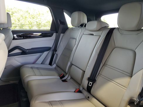Used 2022 Porsche Cayenne AWD/4WD image 7
