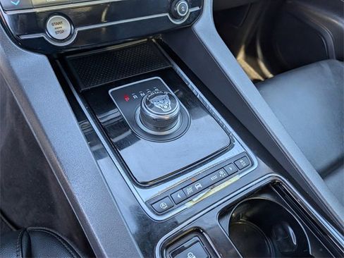 Used 2020 Jaguar F-PACE Premium image 11