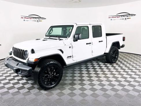 Used 2024 Jeep Gladiator Sport AWD/4WD image 4