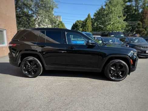 Used 2023 Jeep Grand Cherokee Altitude AWD/4WD image 4